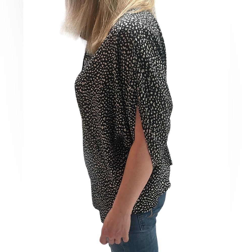 Shen blouse worn once to take pictures. Women’s blouse size medium - Picture 2 of 6